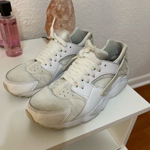 White Nike hurache sneakers